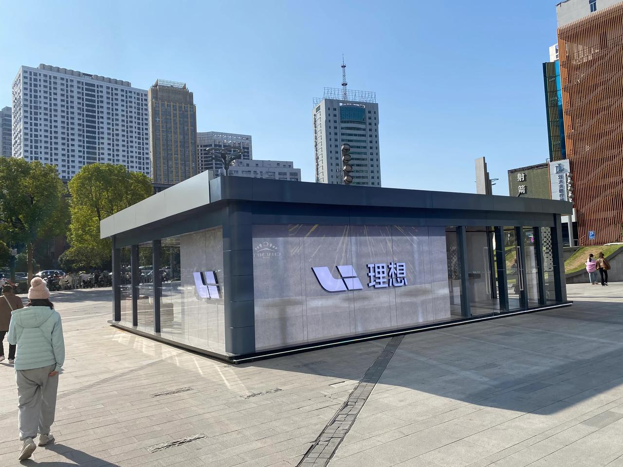 怪不得蔚来卖不过理想
作为蔚来合肥是大本营
理想都能在银泰中心门口开展厅
蔚来到