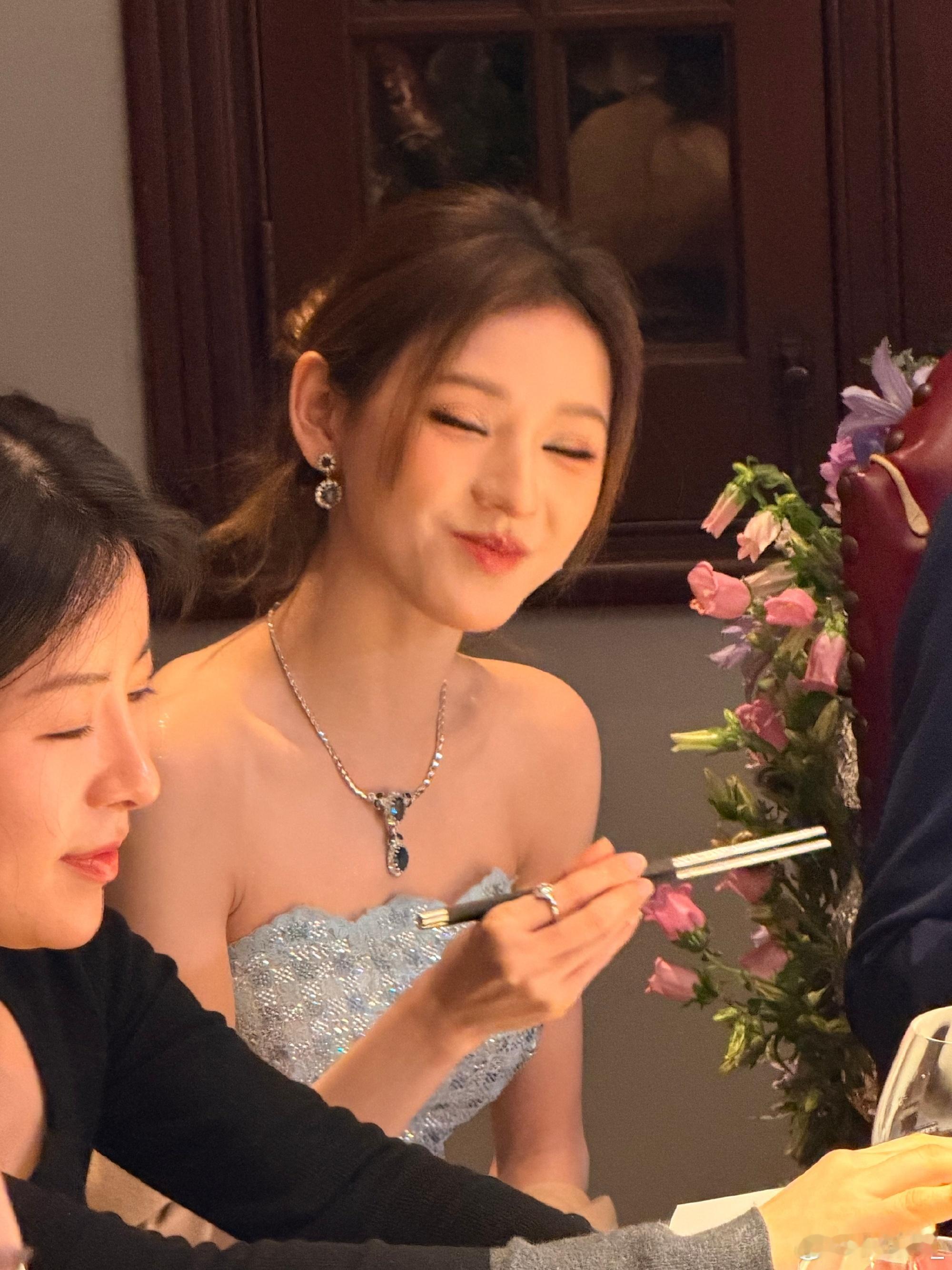 网友在上海和张予曦一起吃饭在上海和张予曦同桌吃饭也太幸运了吧！姐姐本人超温柔，春