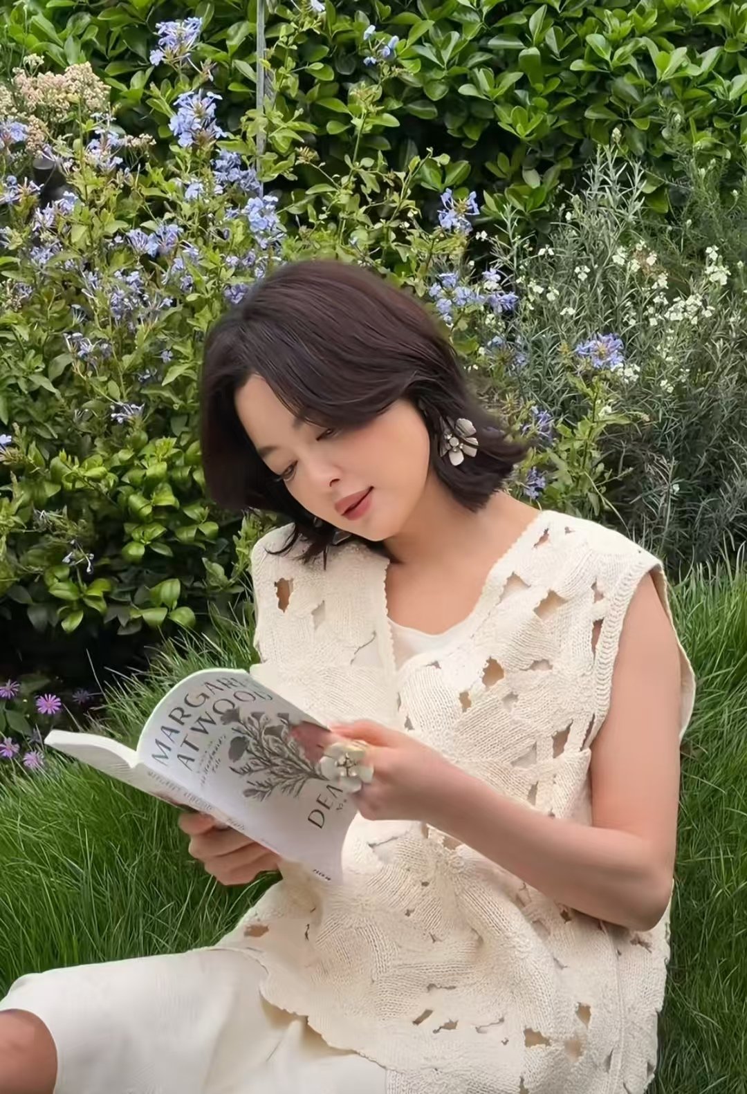 辛芷蕾拿书摆拍笑场 辛芷蕾活动拍摄，看到工作人员递的书就笑场了哈哈哈哈~辛芷蕾看