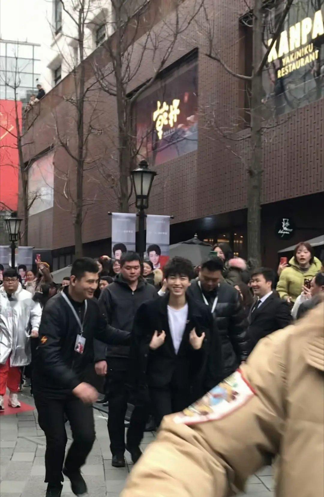 王俊凯这张可以被称为神图，笑容好明媚 ​​​