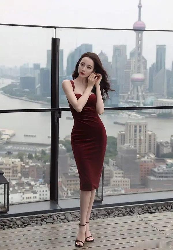 这次同样红裙妆造，迪丽热巴真的要被碾压了。 