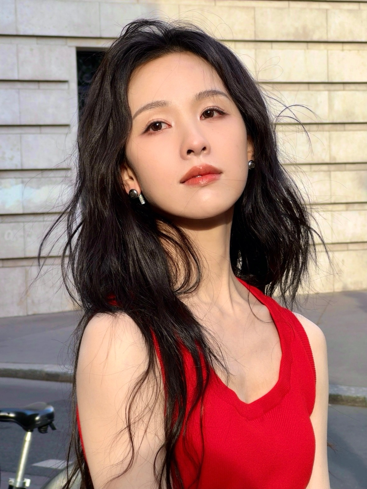 陈都灵[超话] 穿行在爱与明媚之间，光影定格缤纷万色。相机咔嚓📷🎞️这趟旅程