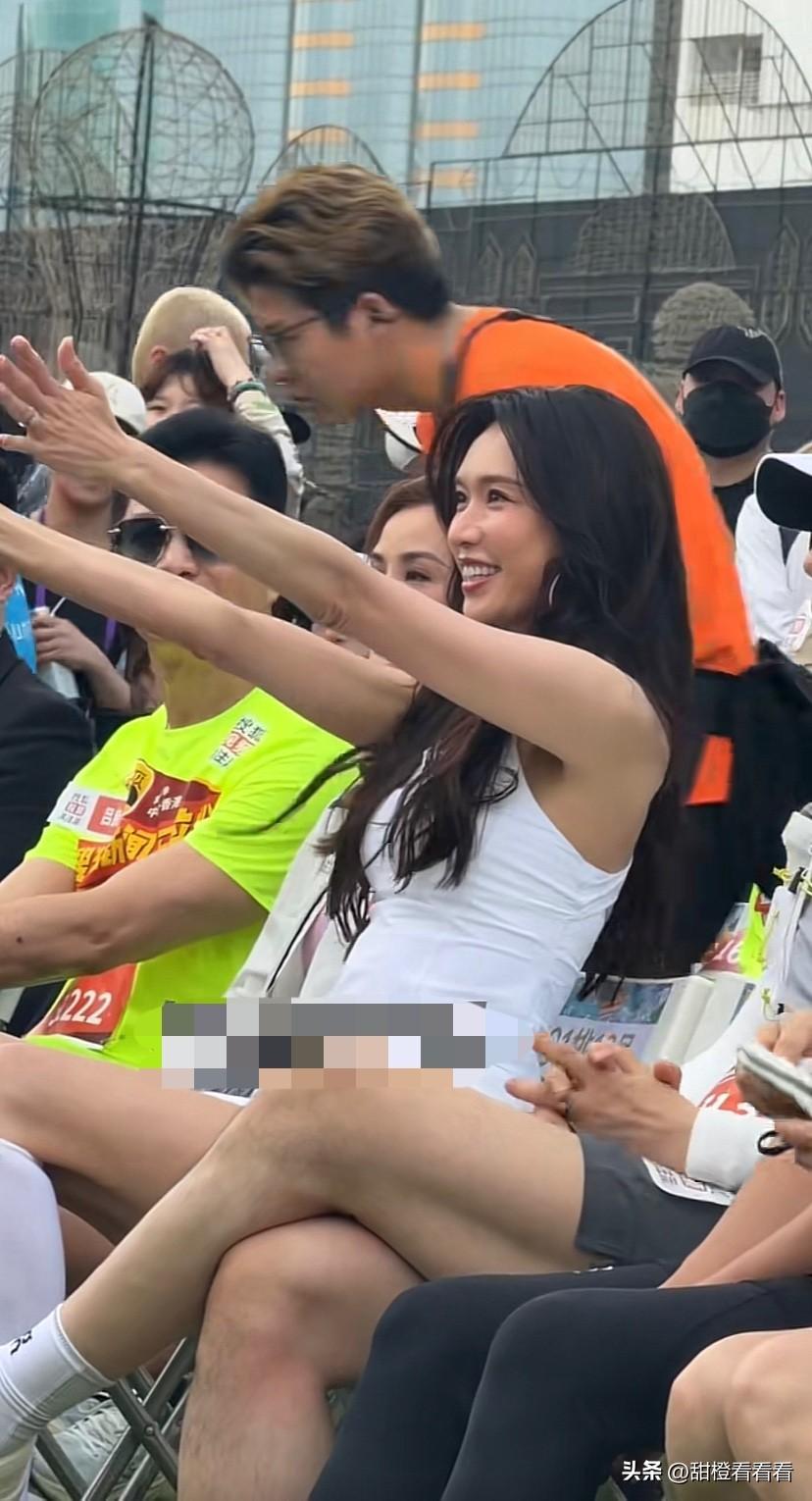 林志玲出现在马拉松活动现场，动作活跃表情可爱，引来现场众多人的目光。

现场明星