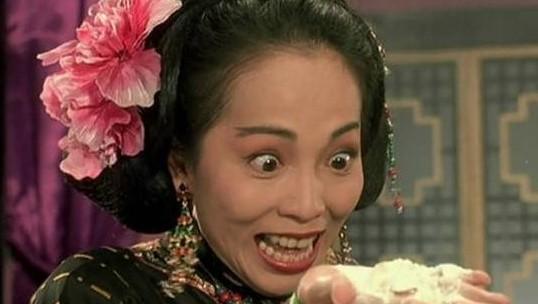2004年，苑琼丹瞒着家人，偷偷和富商老公领了证。此后5年，她都遮遮掩掩。直到某