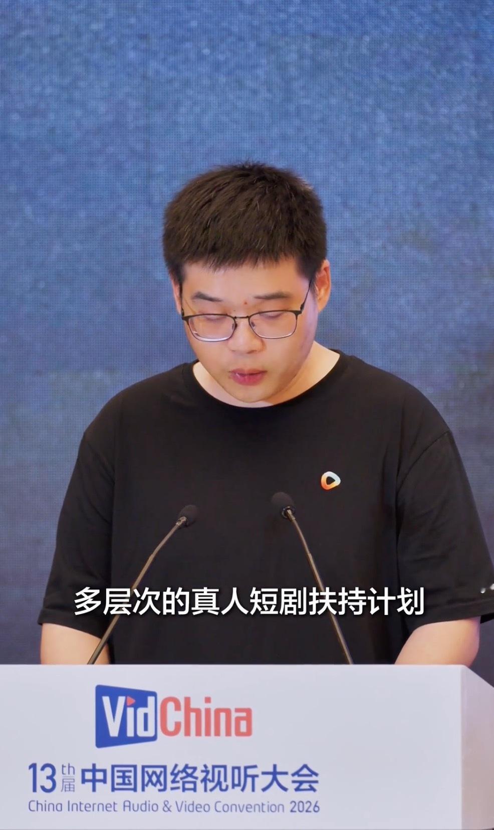 张凯丽黄晓明谈微短剧黄晓明说短剧带来很多就业机会快节奏时代，微短剧治愈人心也带动