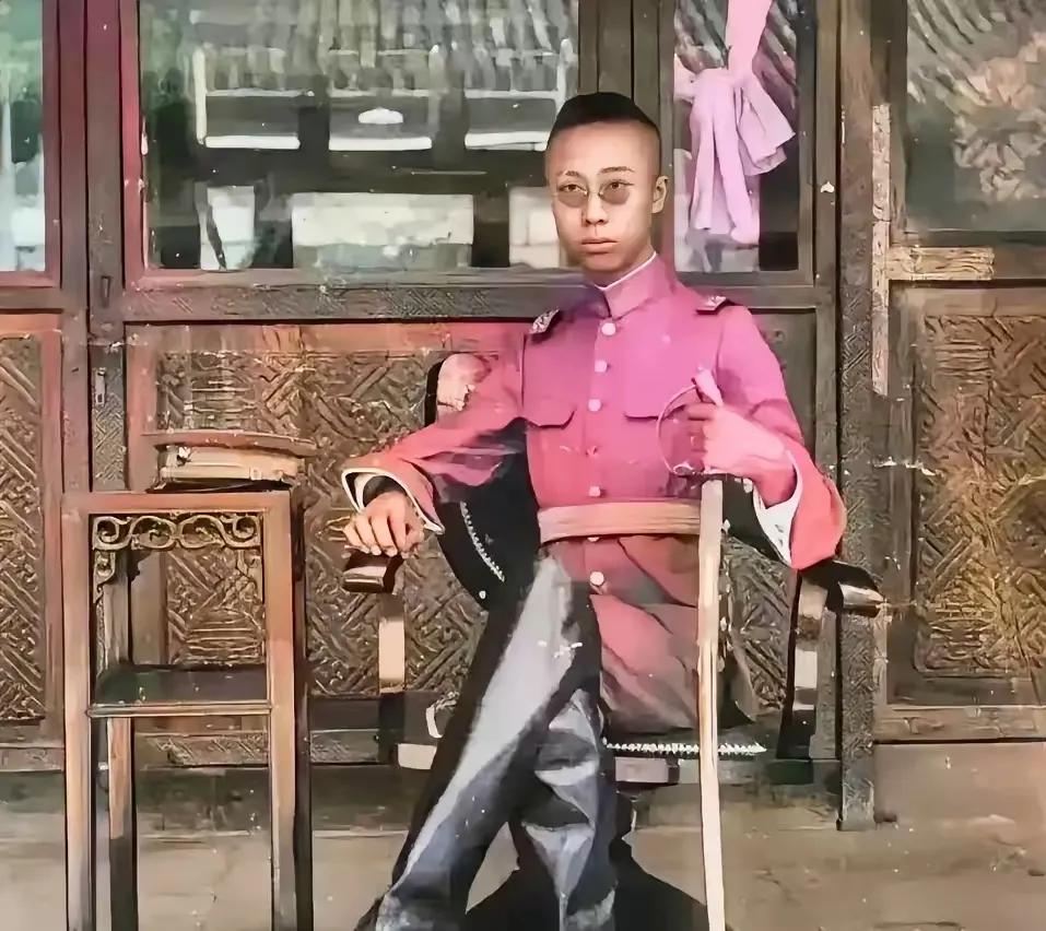 这是当年13岁的溥仪，穿着打扮滑稽搞笑，其实他本身就像一个木偶被人摆布。民国前后