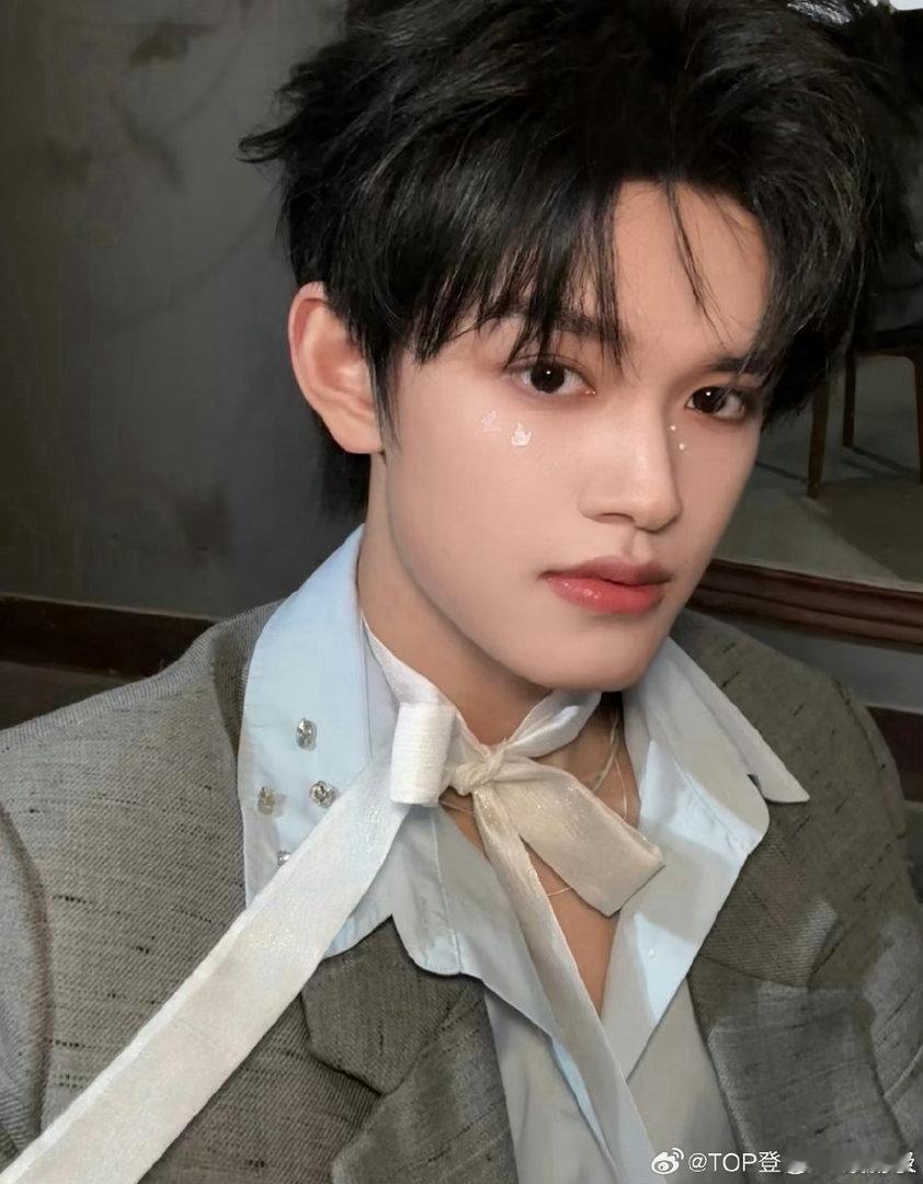 张极白色拿破仑夹克张极出场造型贵气小王子 白色拿破仑夹克这个单品不是谁都能撑起来