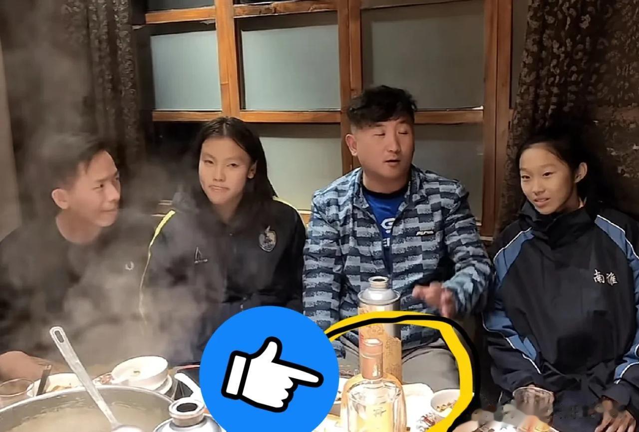 这一幕！真的让球迷为董路足球小将的女球员捏一把汗！这种喝酒的饭局，还是少让小球员