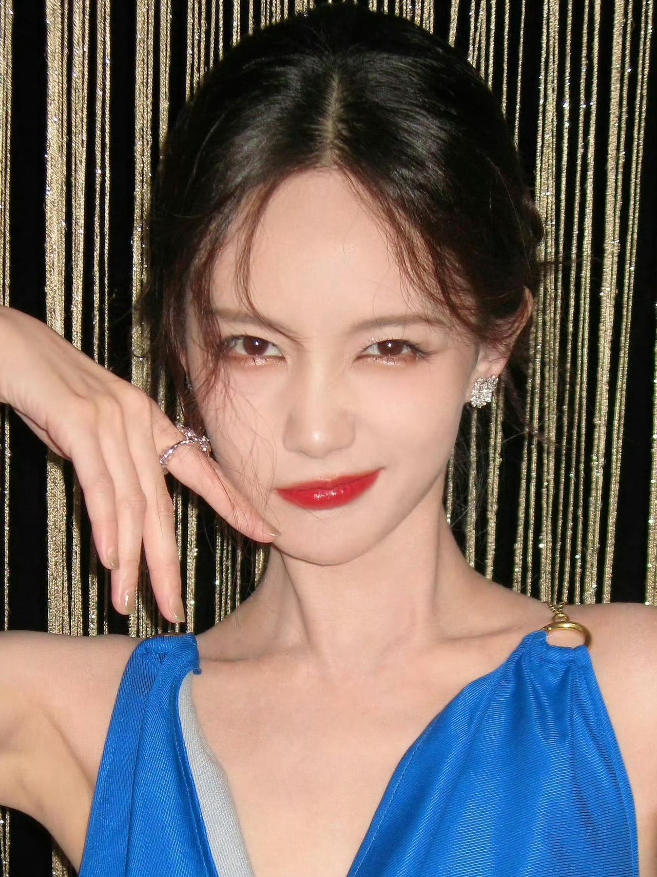 李一桐性感美背