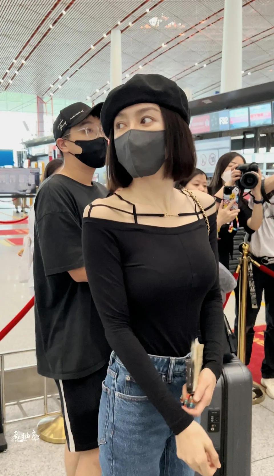 秦岚，好大方！
高清生图随便拍，这身材简直了！
都44岁了，比少女还少女，
她到