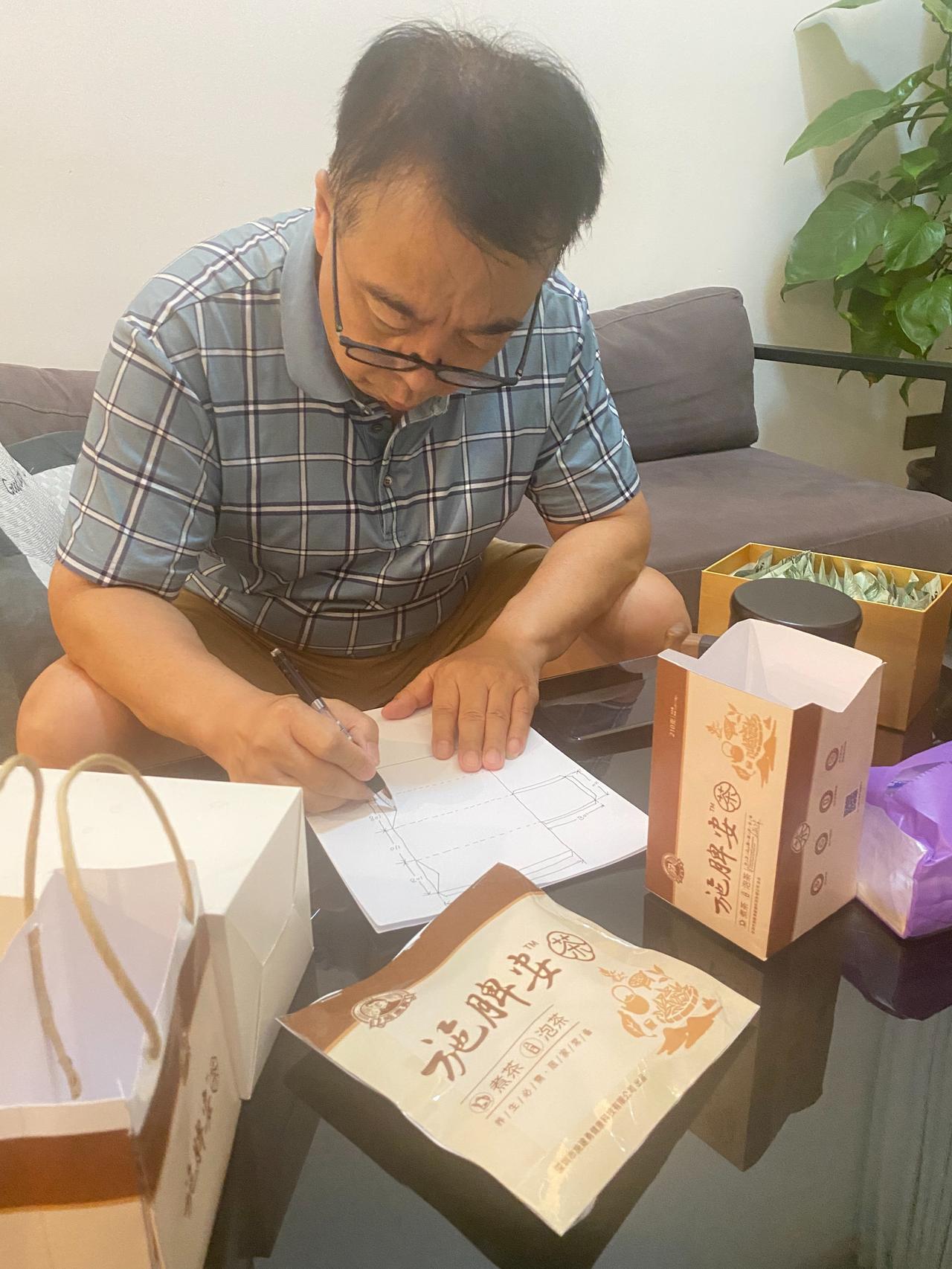 很多人问我施脾安茶啥时候出来，如果不出问题，这个月底就可以了。第一批货我打算举办