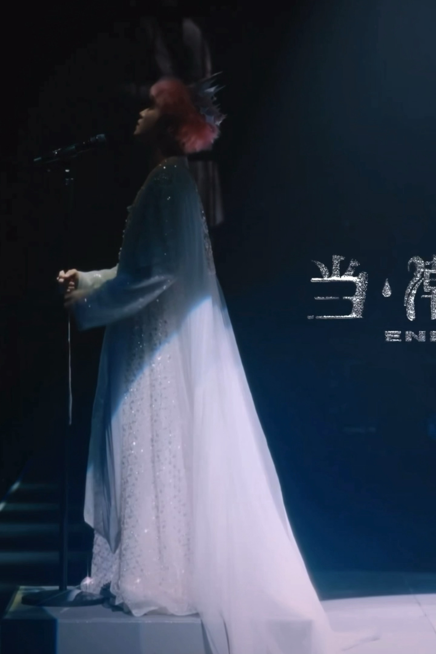 好圣洁，就这样静静的看着你也很幸福……抱着拖尾白纱睡去…… ​​​