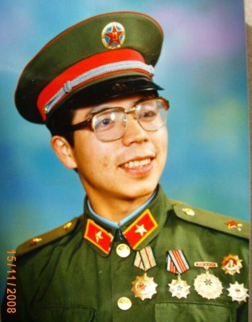 1984年老山前线，22岁战士陈洪远迷路后，误入一个山洞。黑暗中，他察觉里面有女