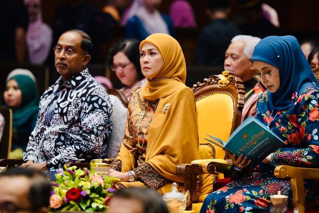 马来西亚王室 🇲🇾10月16日，马来西亚王后扎丽思·索菲亚、霹雳州王后扎拉、