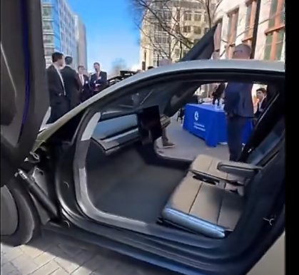 马斯克把方向盘删了 这是直接进入无人驾驶的生态了，方向盘删了，完全不用人类啦。以