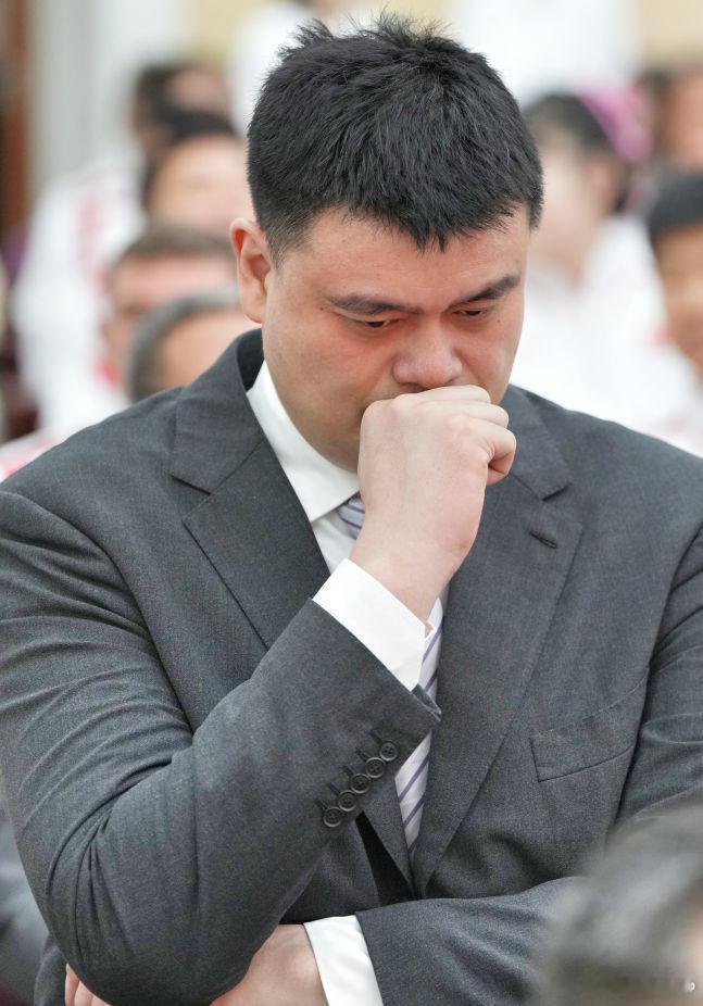 有网友私信问姚明出任中国女篮领队是不是摘了王芳的果子，其实大可不必如此猜疑。之所