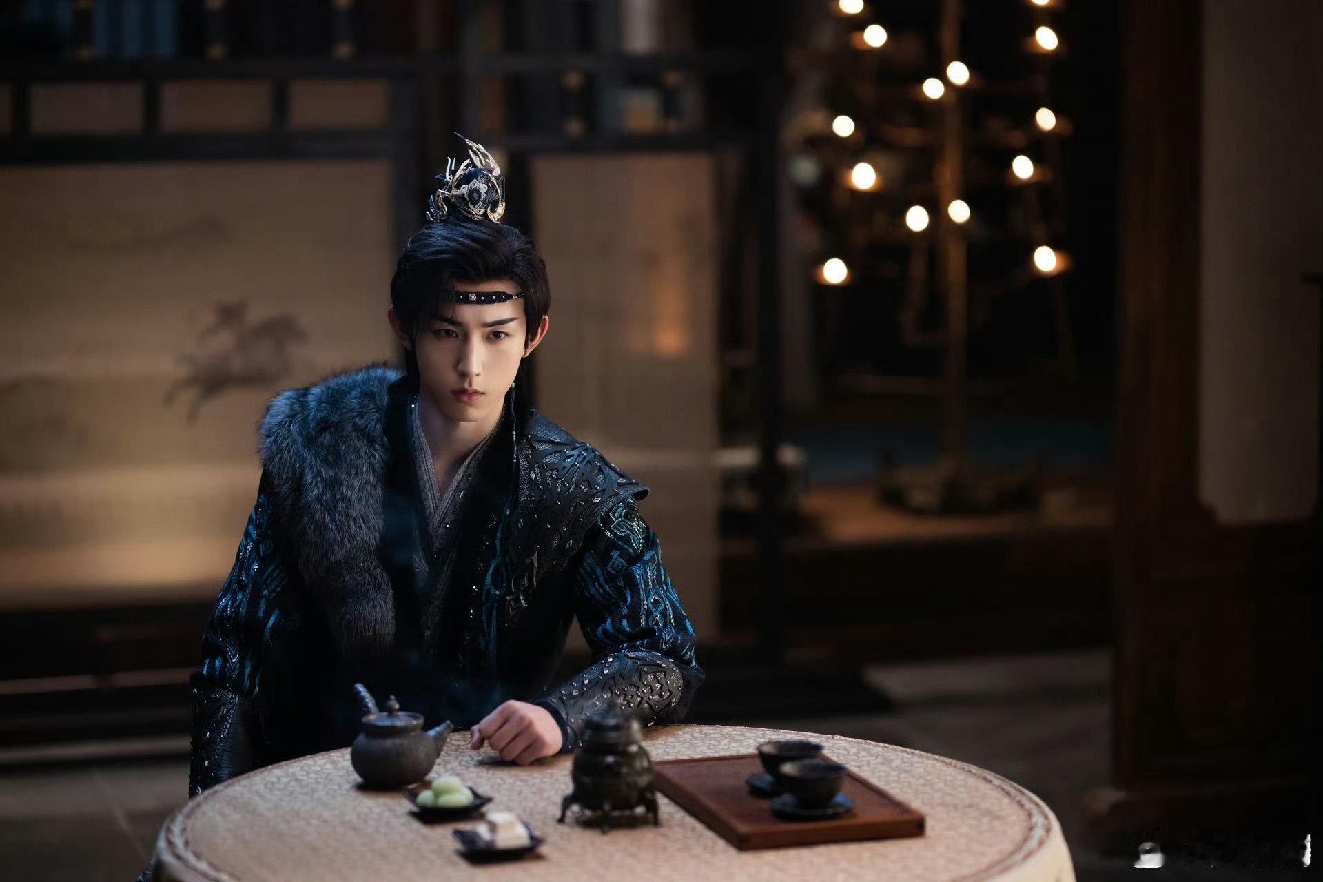 成毅白衣清冷似雪，郭俊辰鲜活满是热血，两人演兄弟适配度拉满。戏里携手并肩，戏外说