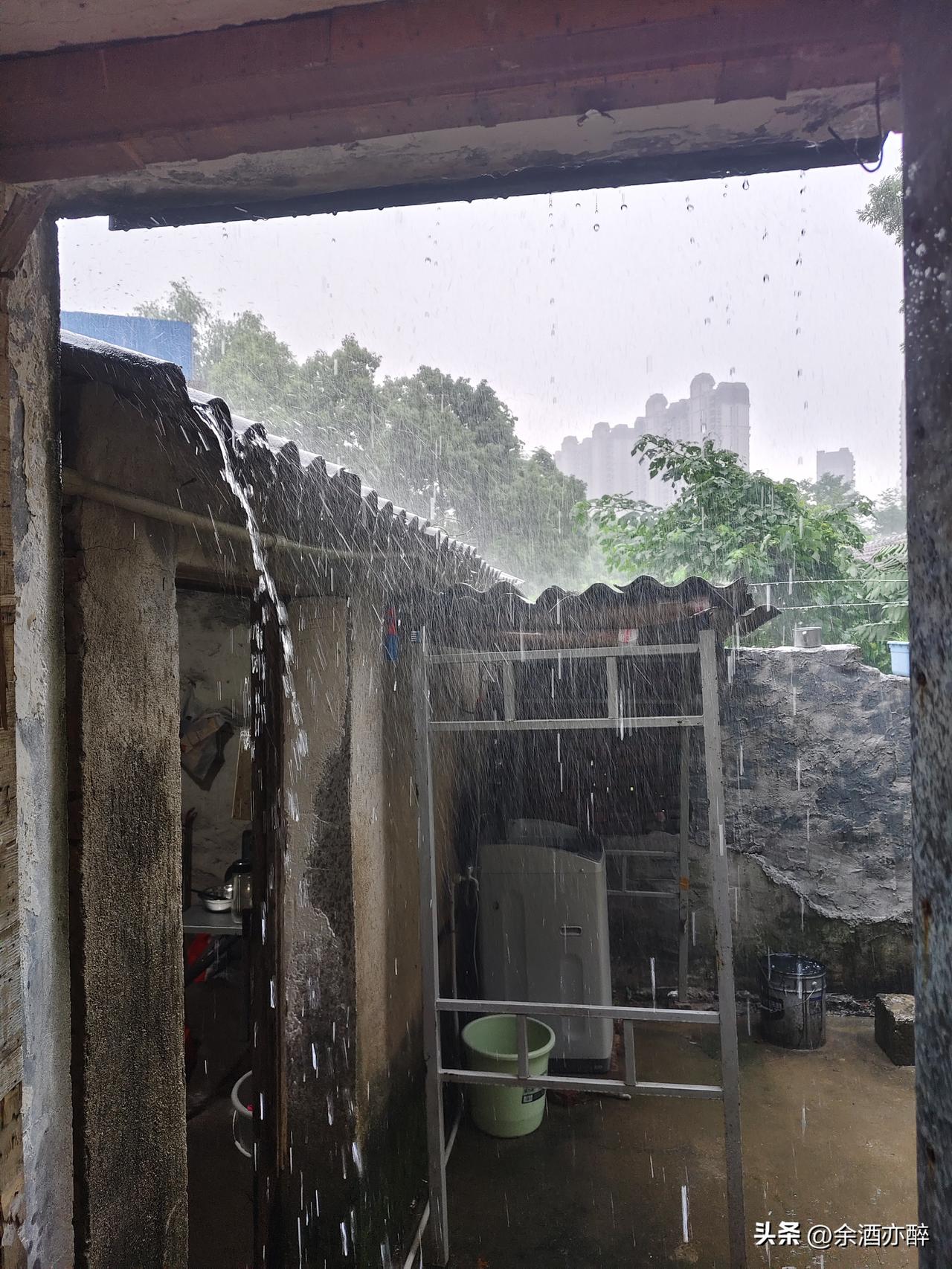 都说干事情要“劳逸结合”，连续半个月赶工期没停歇过，下雨可以休息一下咯！
只是这