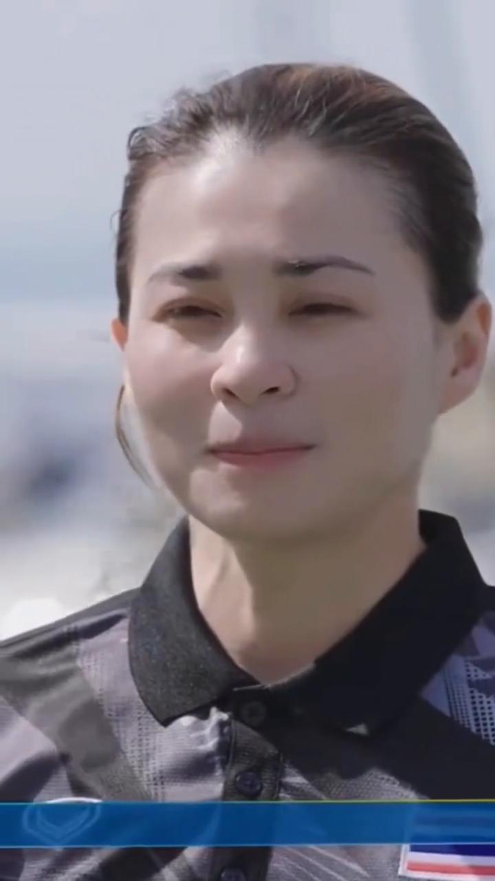 47岁的苏提达王后素颜出镜时也很美。
苏提达王后参加帆船训练，素颜加上运动服装也