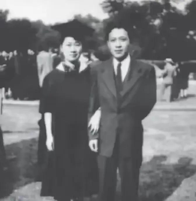 1933年，钱钟书追求燕大校花赵萝蕤，可赵萝蕤根本没看上他，反而喜欢当时一文不名