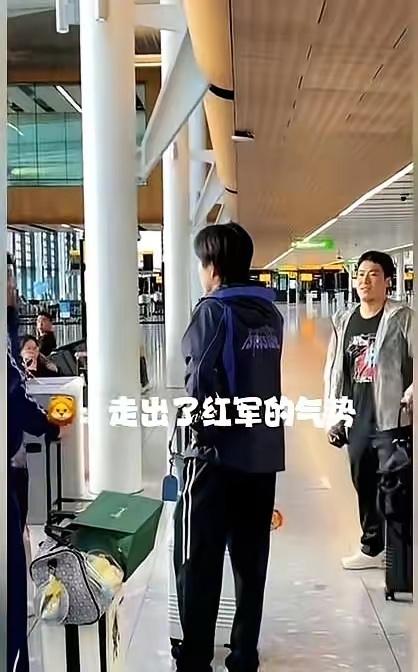 王楚钦在机场，当着众人的面，对着比他大三岁的国家队主力梁靖崑喊了一句“你这走得跟