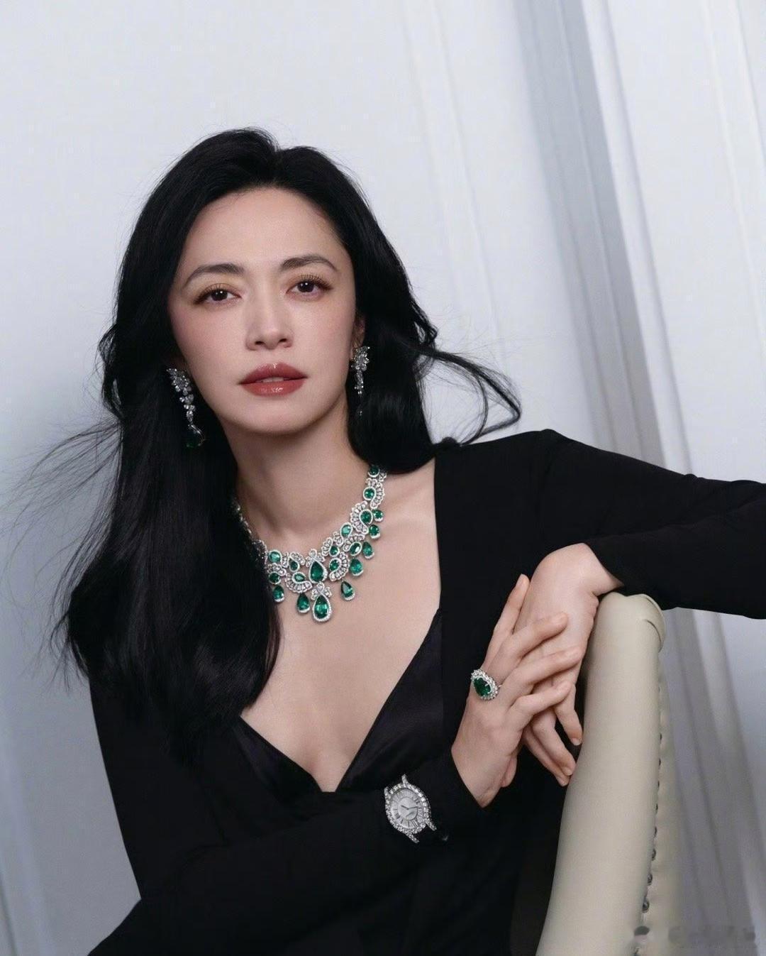 女明星姚晨为崔丽丽发声，称她是一位勇敢无畏的女士。评论区网友们也大赞姚晨的举动，