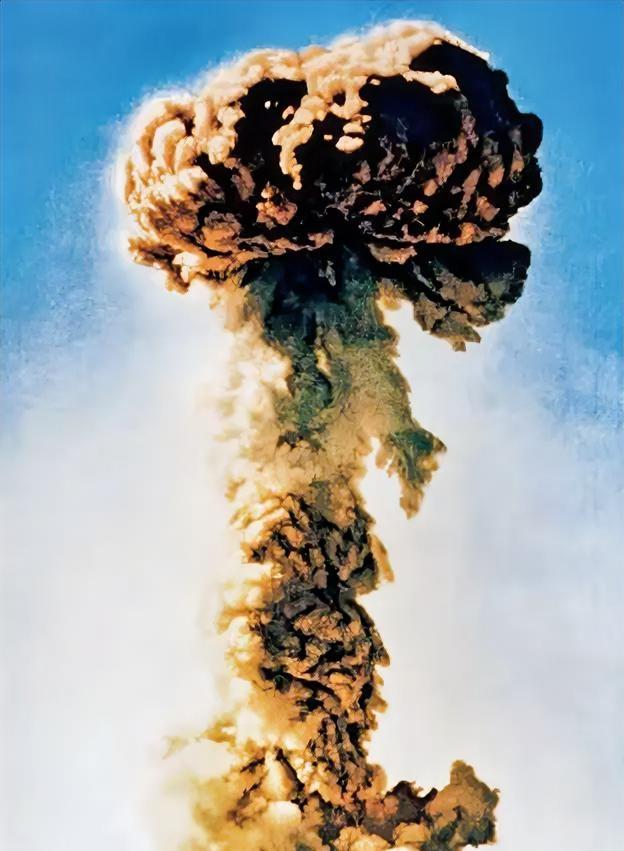 1969年。有人问毛泽东：“那我们的核弹投向哪里?”毛主席大手一挥说：“全部扔到