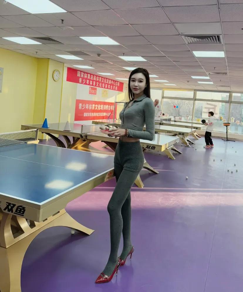 这乒乓球教练是女排队员退役的吧！身高得有190？还是挺不错的！陪孩子练球还能看超