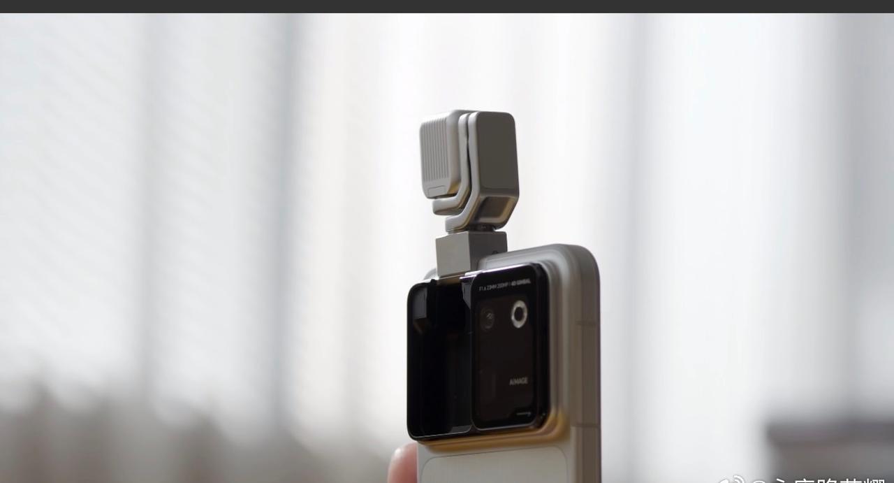 phone 打破传统手机形态，荣耀RobotPhone，具身AI，会动更懂你。 