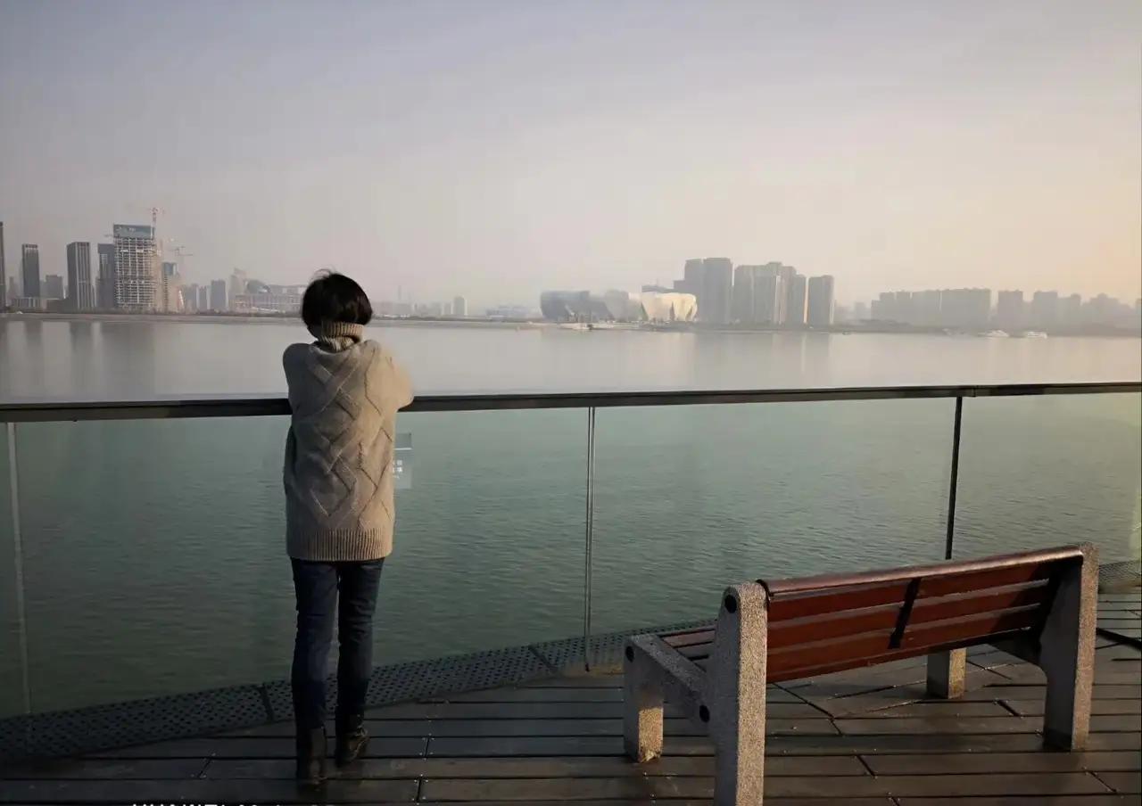 手工编织作为女同胞们的一项兴趣爱好，可以在编织过程中享受美的感觉还可以释放压力，