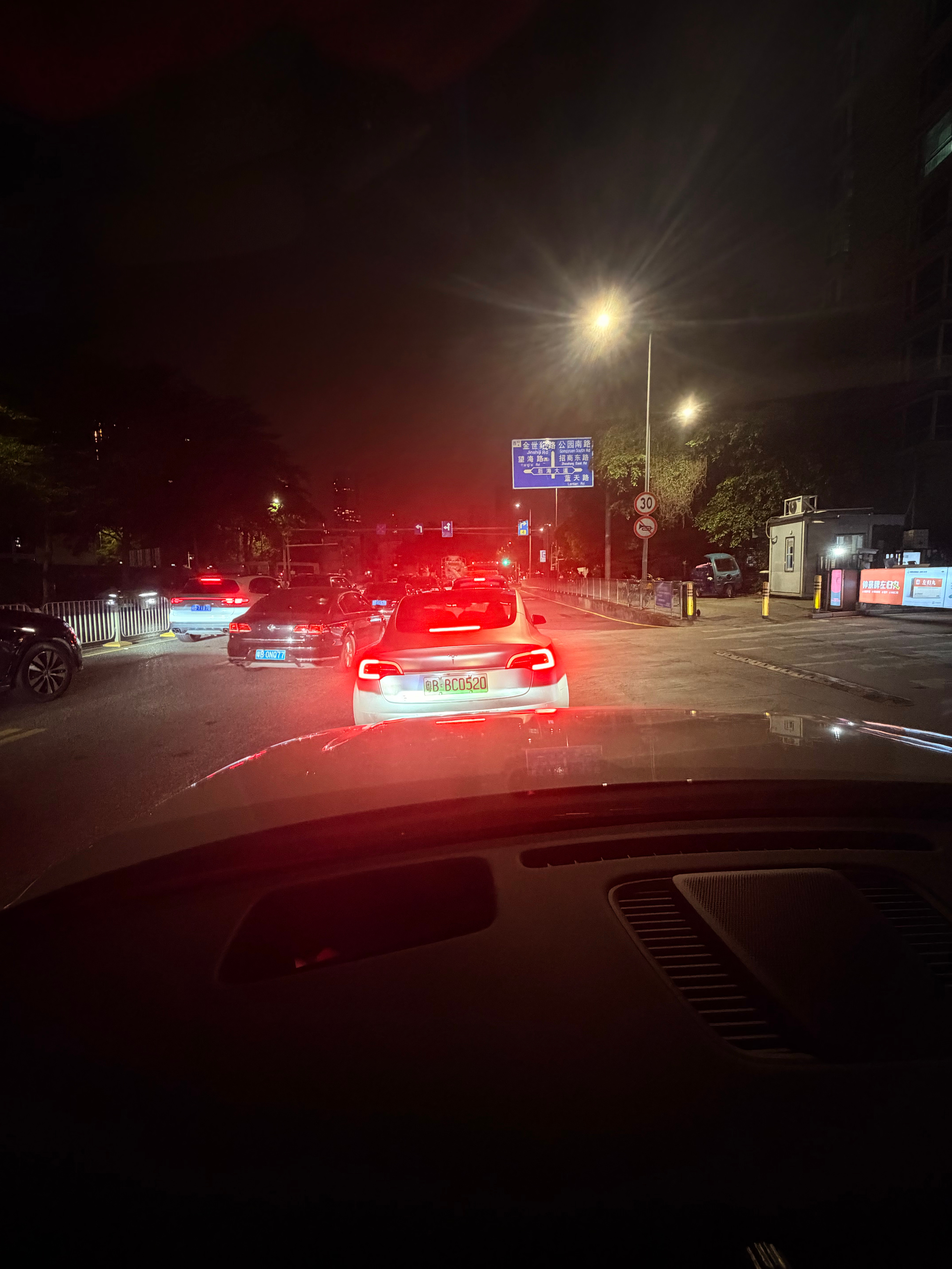 这条路要直走，现在要排队，理想的 NOA，就会想着往最右边走，最右边没有车。这就