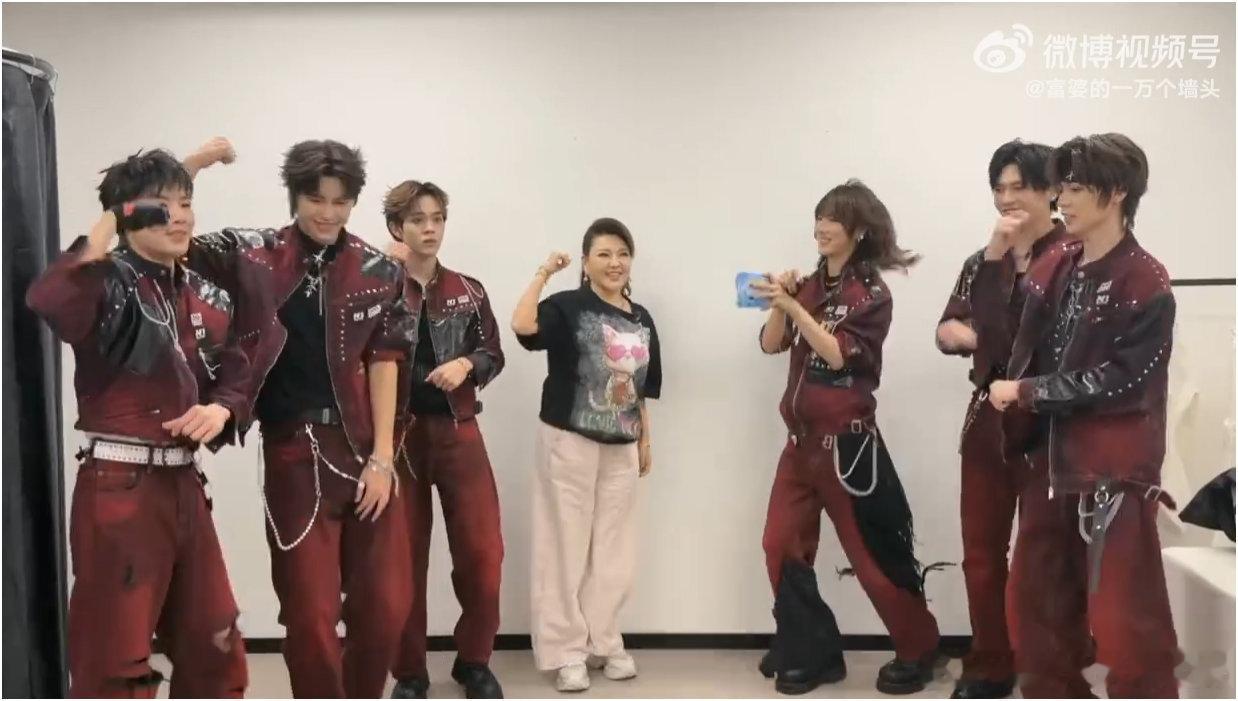 乌兰图雅NexT1DE合跳套马杆新旧舞台奇妙碰撞，少年演绎赋予套马杆满满的元气 