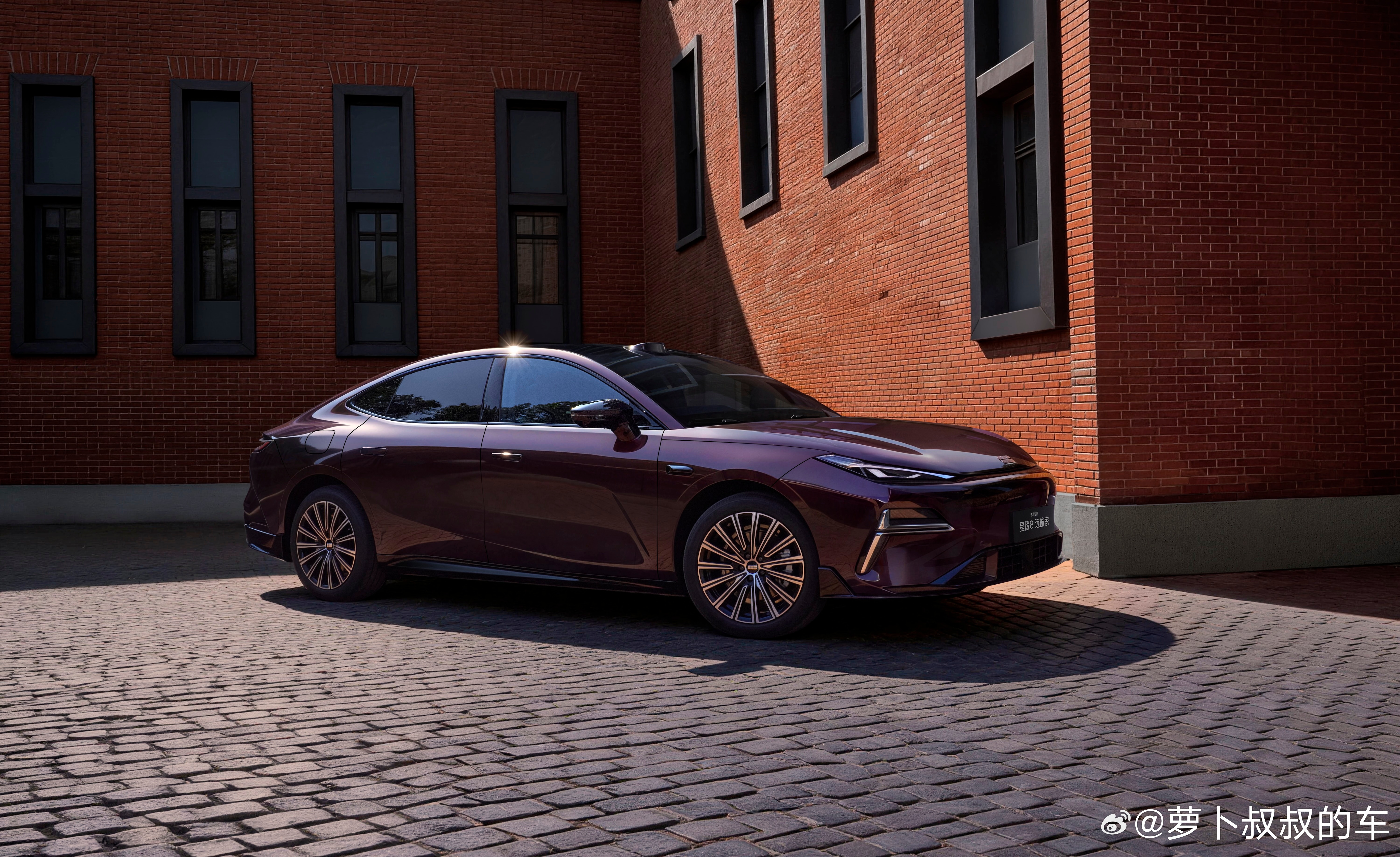 3月30日，吉利银河星耀8远航家系列加新上市，上市限时先享价12.58万元-14