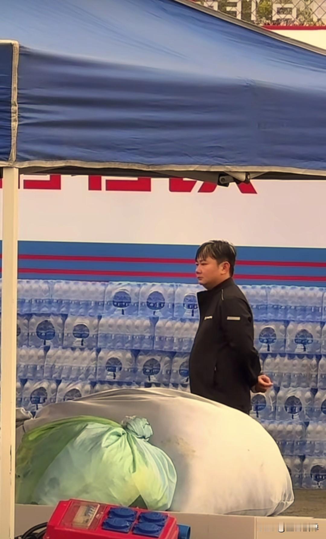 镜头前平时嘻嘻哈哈的张雪，也有严肃动怒的时候。
重庆国际博览中心，场外布展现场，