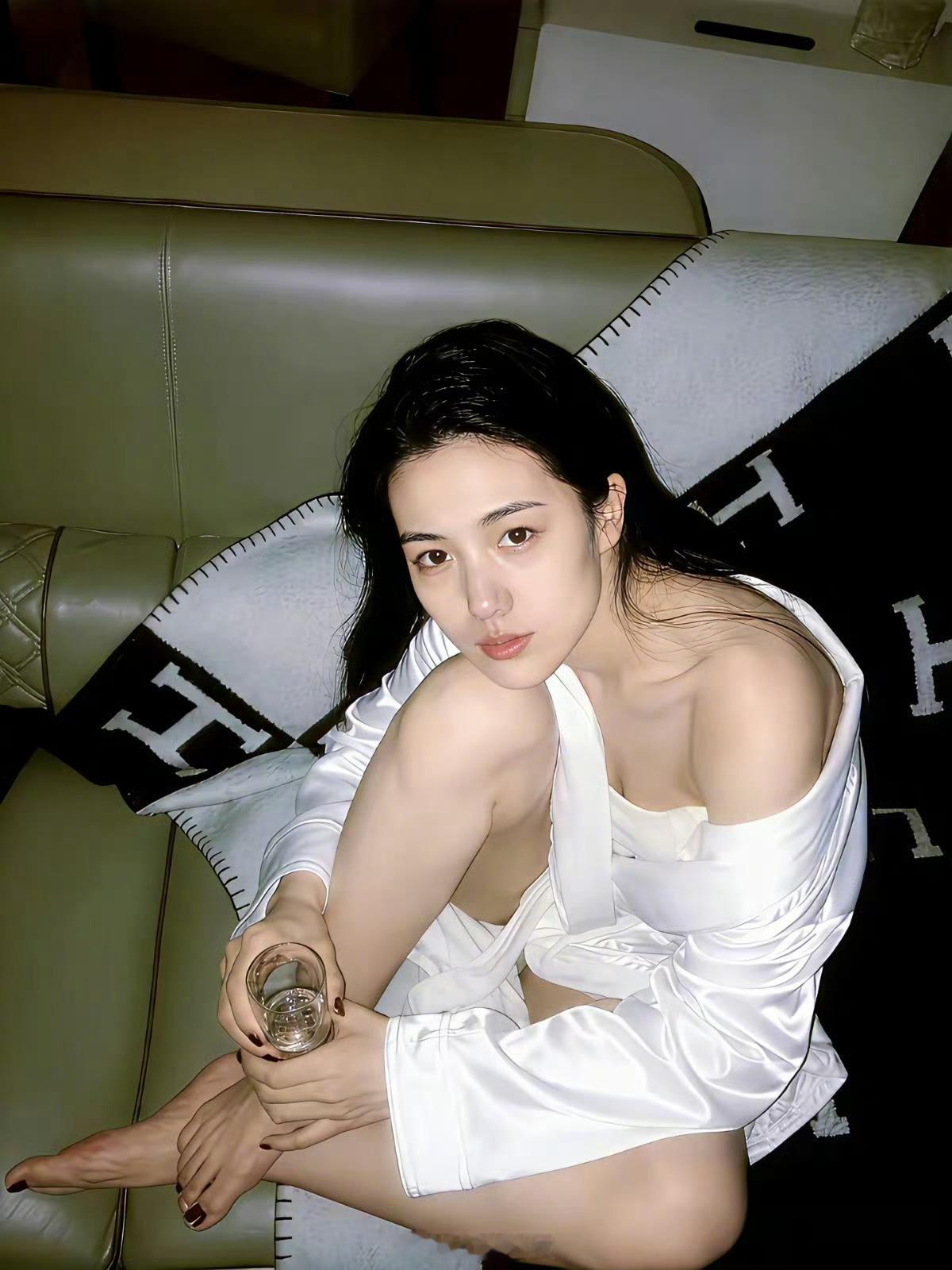 穆粉早安 家人们早啊，今天有个好消息，是今天周六，有个坏消息，今天上班，这你受得