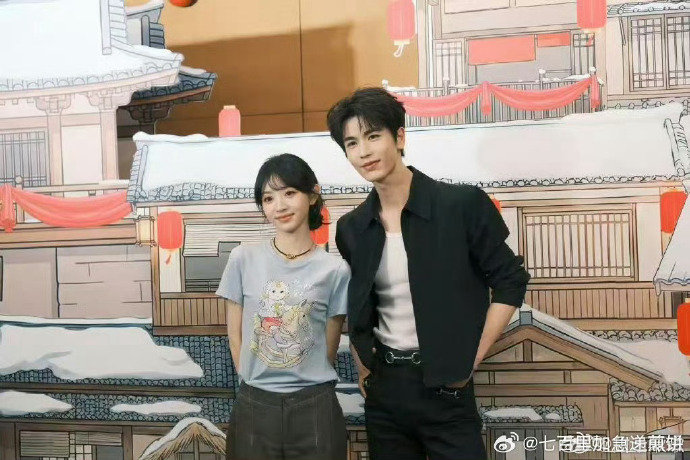 张凌赫田曦薇逐玉庆功宴合影田曦薇张凌赫庆功宴合影 张凌赫田曦薇逐玉庆功宴合影 