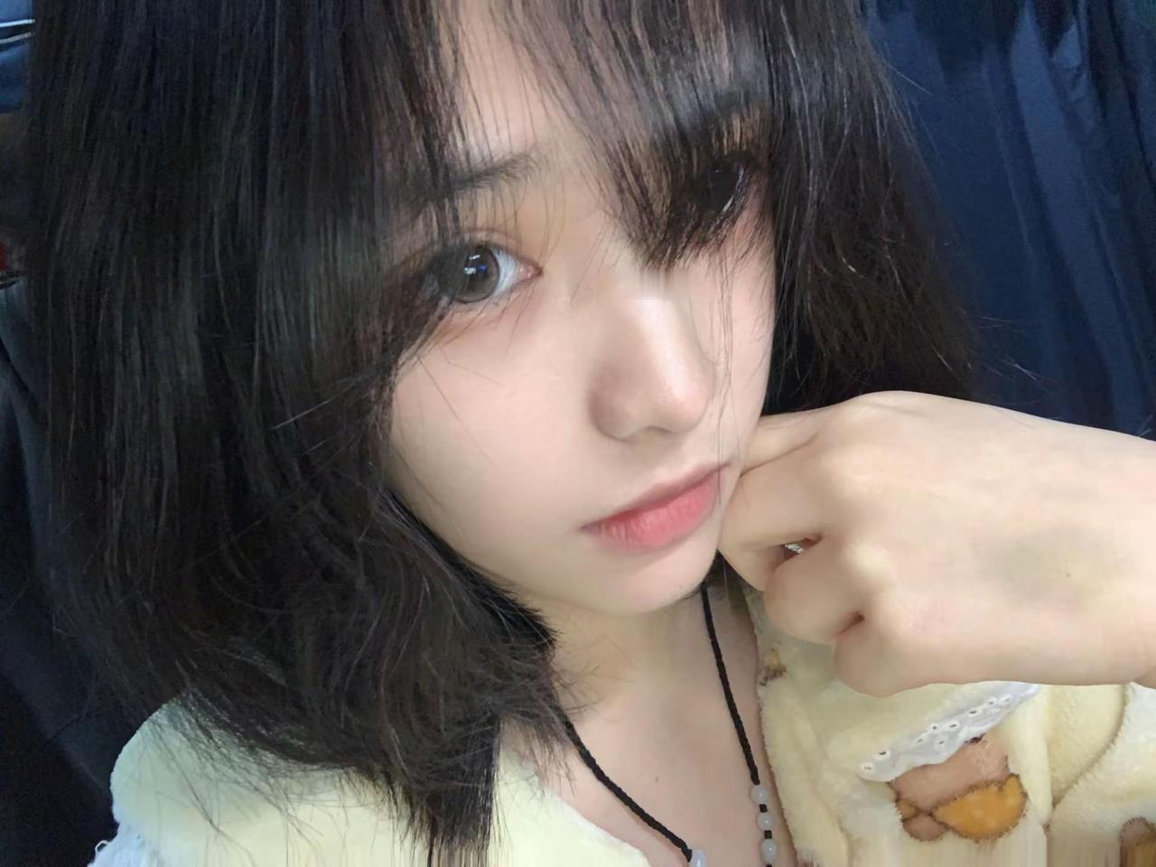 我一直以为 打扮的很漂亮的时候才会有人愿意了解我 可是见你第一面我也是素面朝天