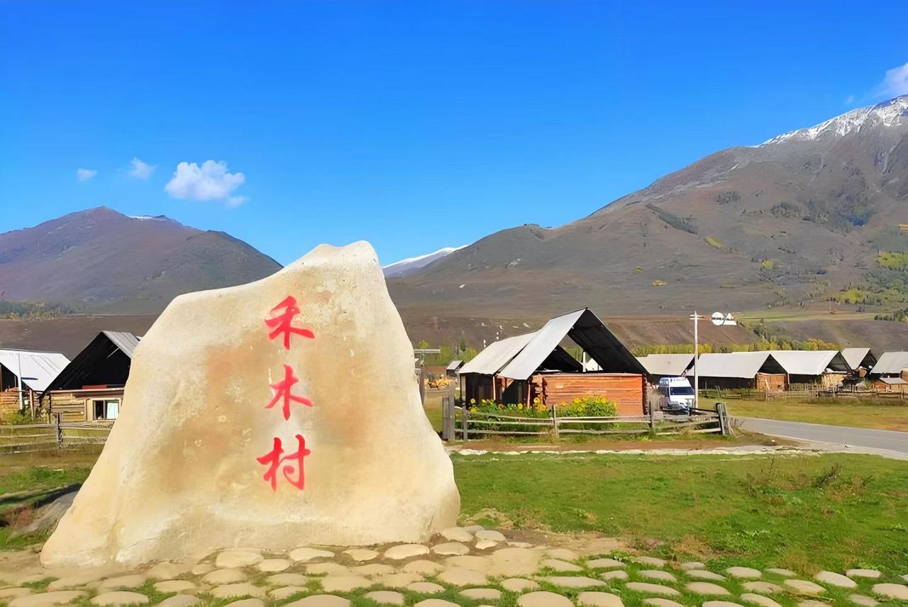 禾木村，坐落于新疆阿勒泰布尔津县，是古老神秘的图瓦人聚居地。作为国内仅存三处图瓦