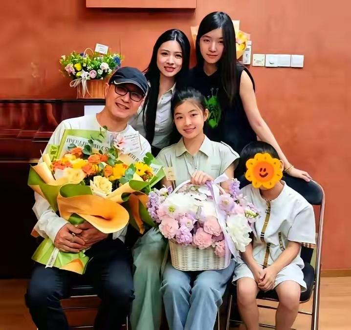 汪峰四娃同框太绝了！三个女儿全“避开”父亲基因，颜值一个比一个惊艳。

最惹眼的