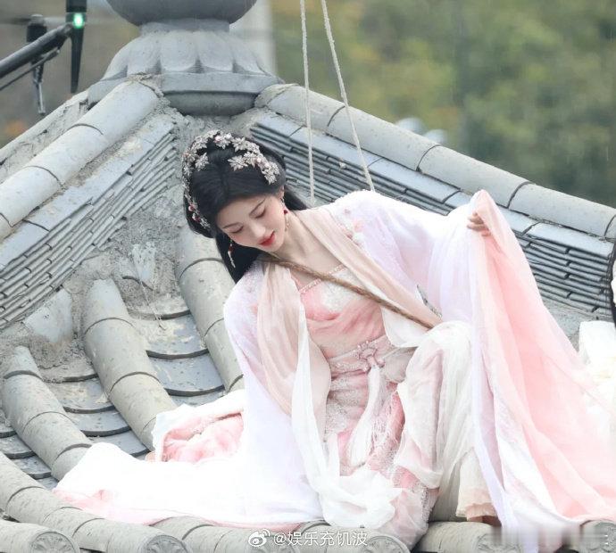 鞠婧祎屋顶吊威亚路透  鞠婧祎月鳞绮纪屋顶吊威亚路透 有生之年系列！鞠婧祎《月鳞