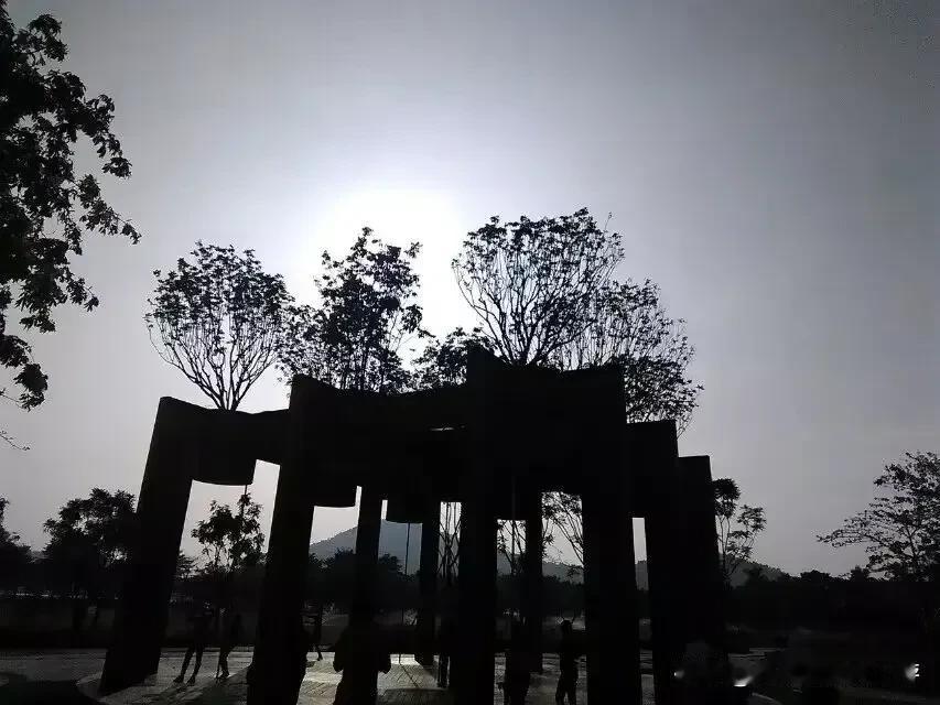 图中有几人？能找到吗？