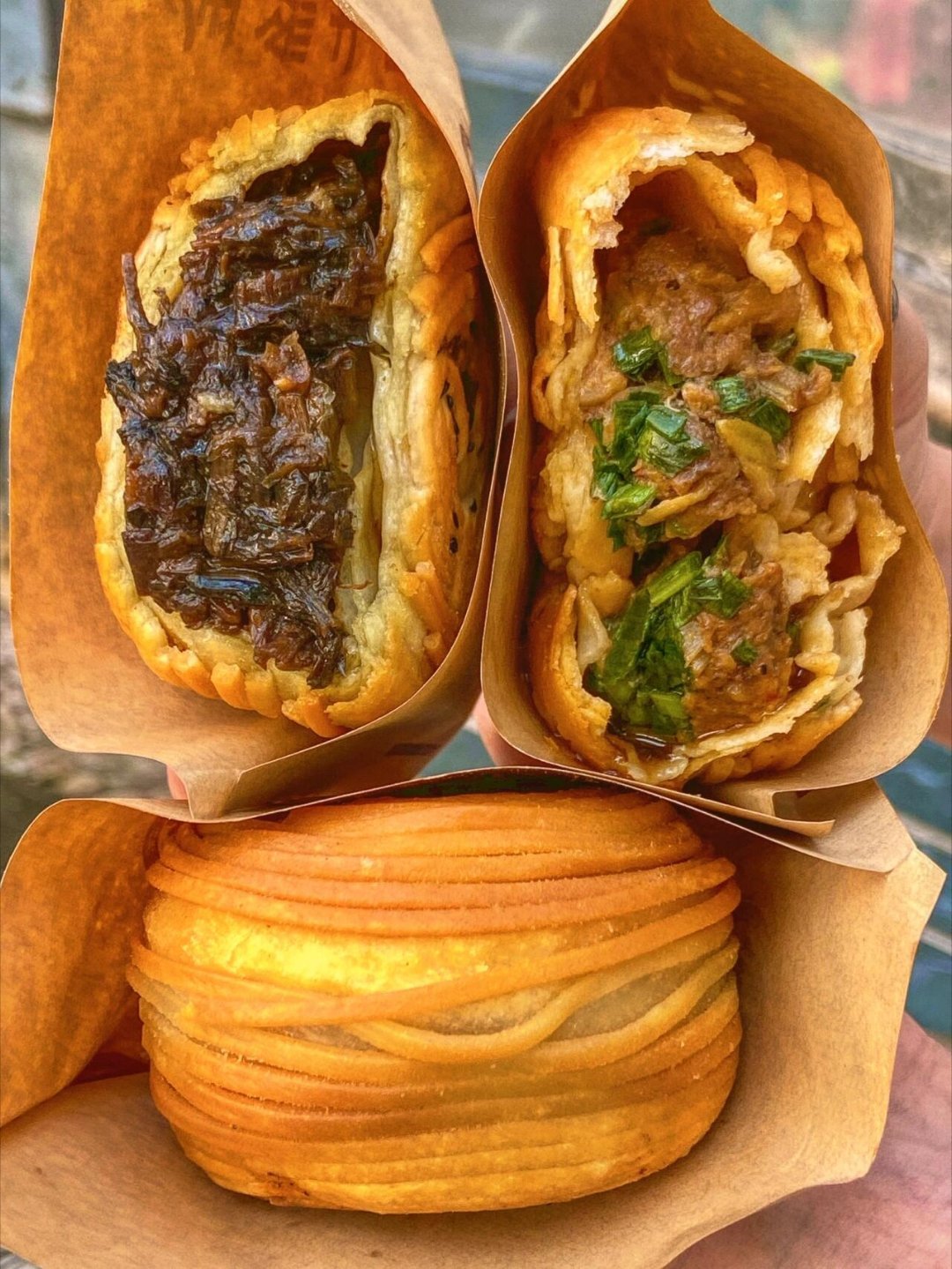 苏州观前街的 金丝牛肉灌饼，超级麻辣香。一口下去绝对爆汁。 风味人间  |  食