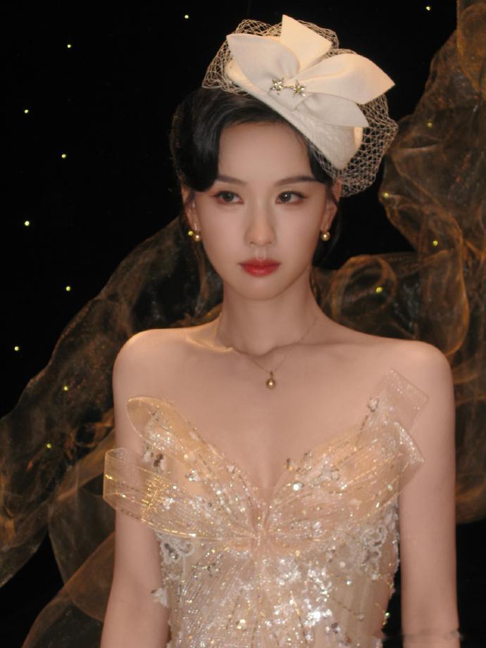 这么近那么美周末欣赏陈都灵的美陈都灵香槟裙白色礼帽look 这么近那么美周末欣赏