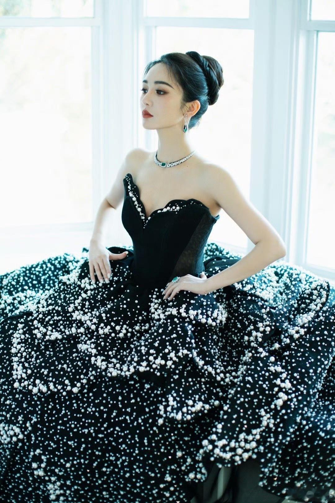 靳梦佳美的我差点没认出 靳梦佳，是温婉系美人的天花板！湖南卫视跨年晚会上的她，妆