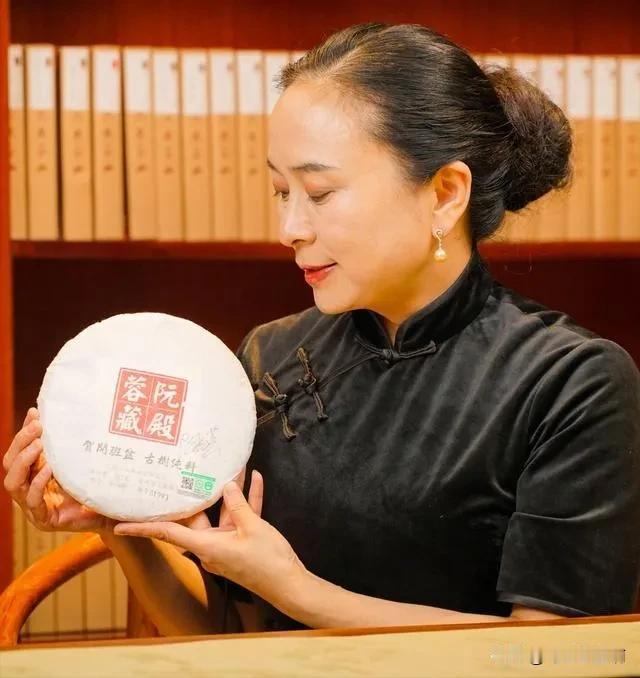 在中国，茶不仅仅是一种饮料，它还承载了许多传统的节日习俗和文化意义。例如，立春时