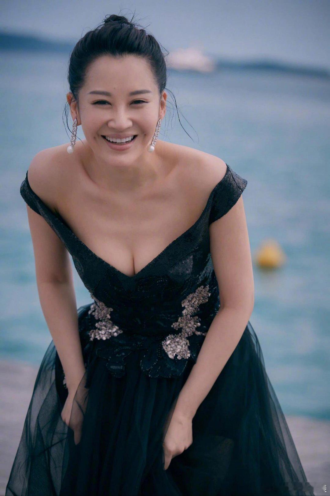 50多岁的人了还能美成这样 