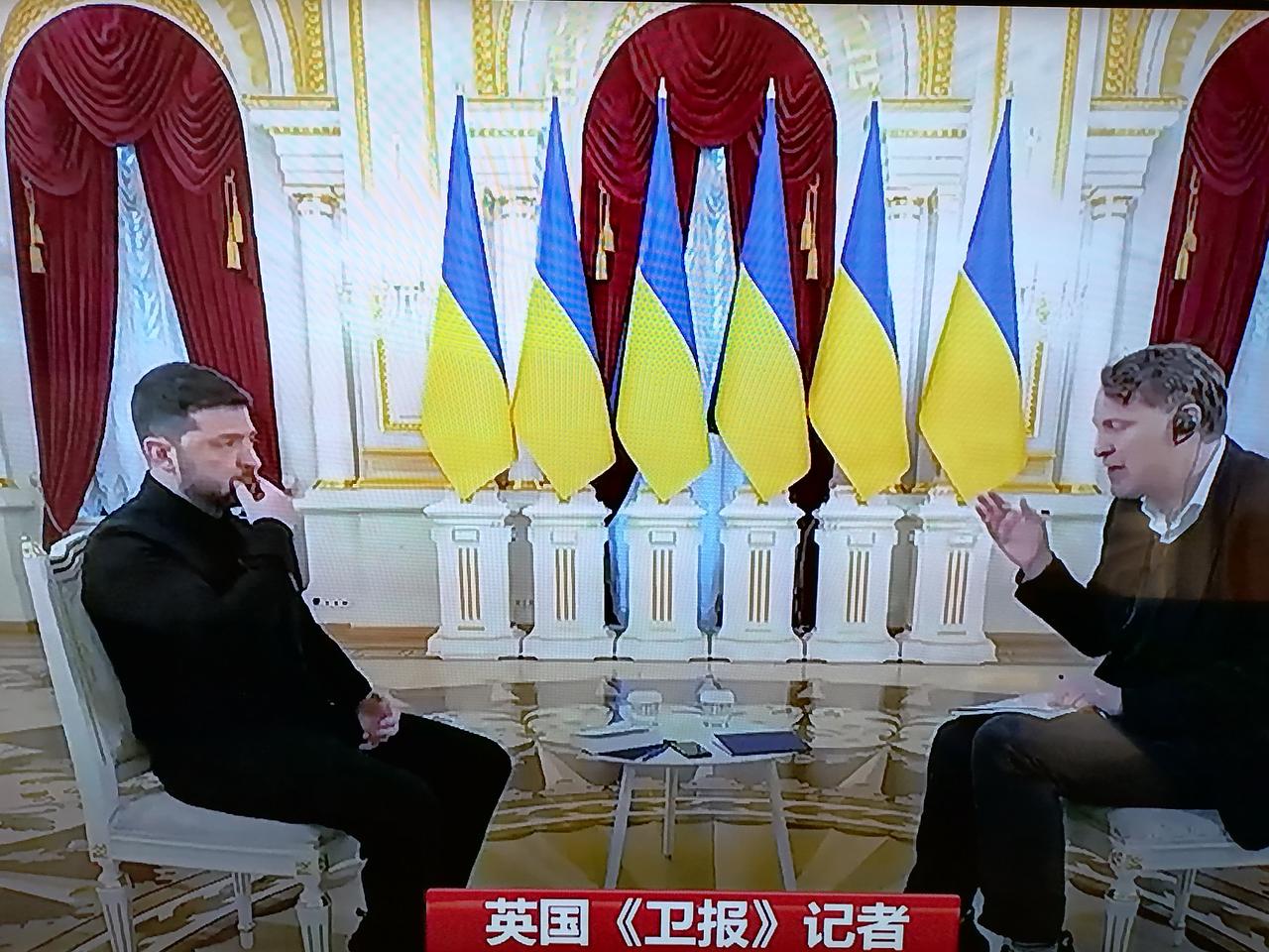 专访正在进行中，突然停电，泽连斯基一脸尴尬
     近日，乌克兰总统泽连斯基在