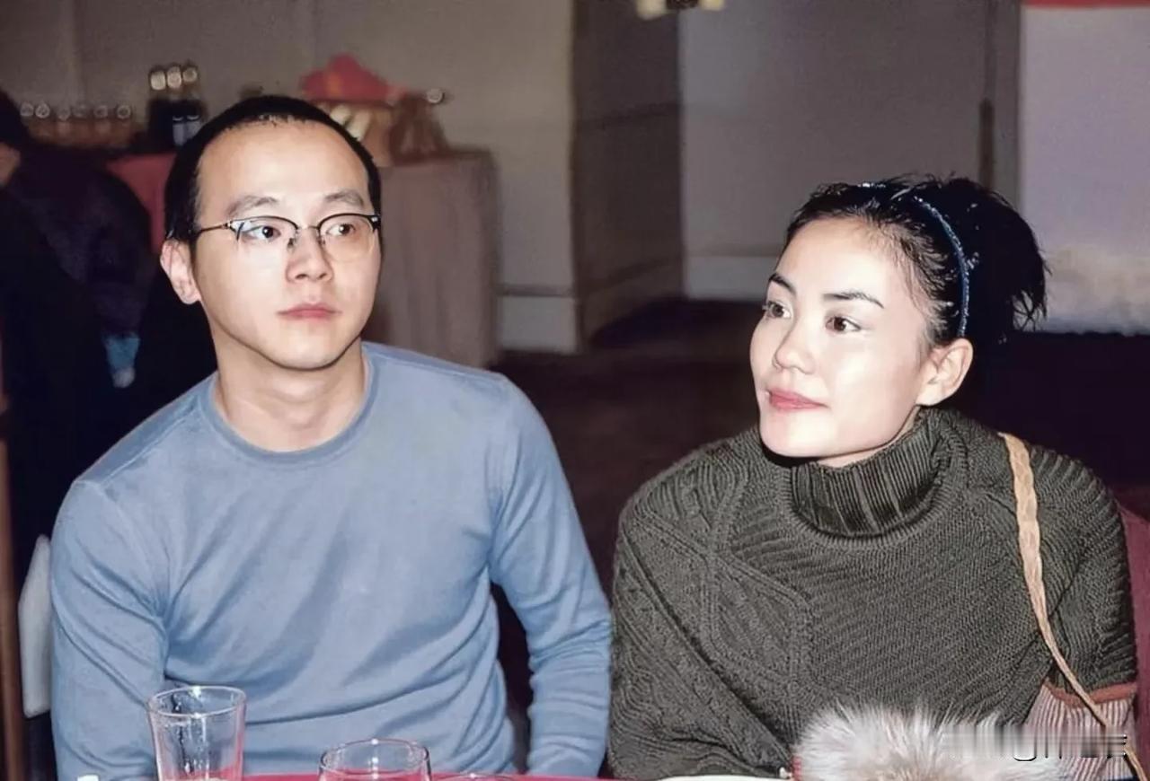 王菲现在的状况都是应得的，因为她事业有成，两个女儿也都争气，人到中年还可以和喜欢