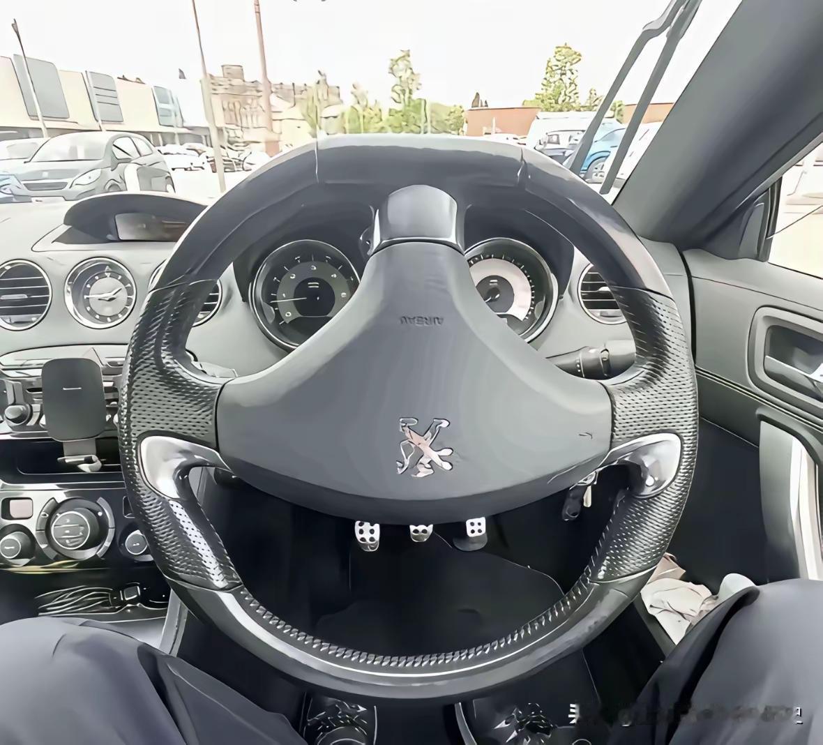 中国已是中等收入国家了，不得不说汽车进入普通百姓家，记得2000年的时候街上没有