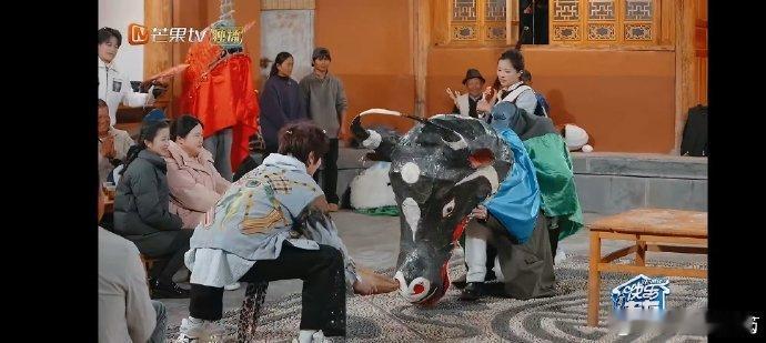 陈楚生陈楚生新年牦牛献瑞快乐老友记陈楚生表演《牦牛献瑞》萌翻了！顶着道具认真表演